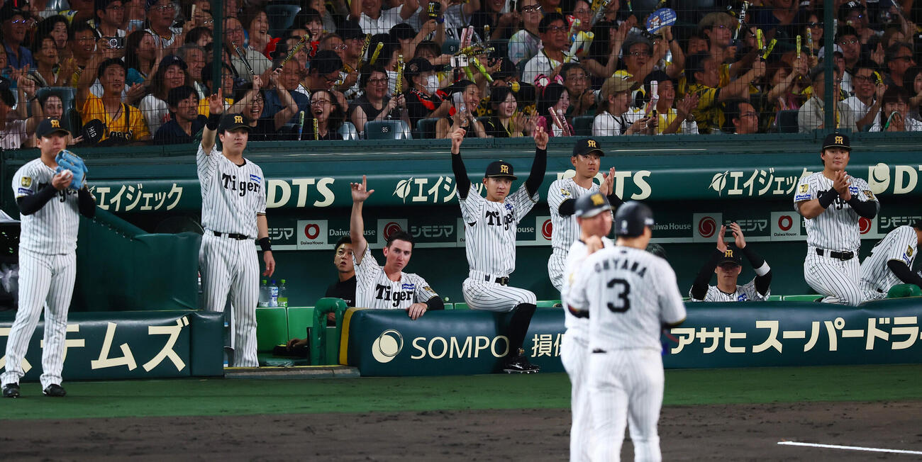 阪神対巨人　3回裏阪神1死一、三塁、大山悠輔の右前適時打に笑顔を見せるベンチのナイン。左は村上頌樹（撮影・加藤哉）
