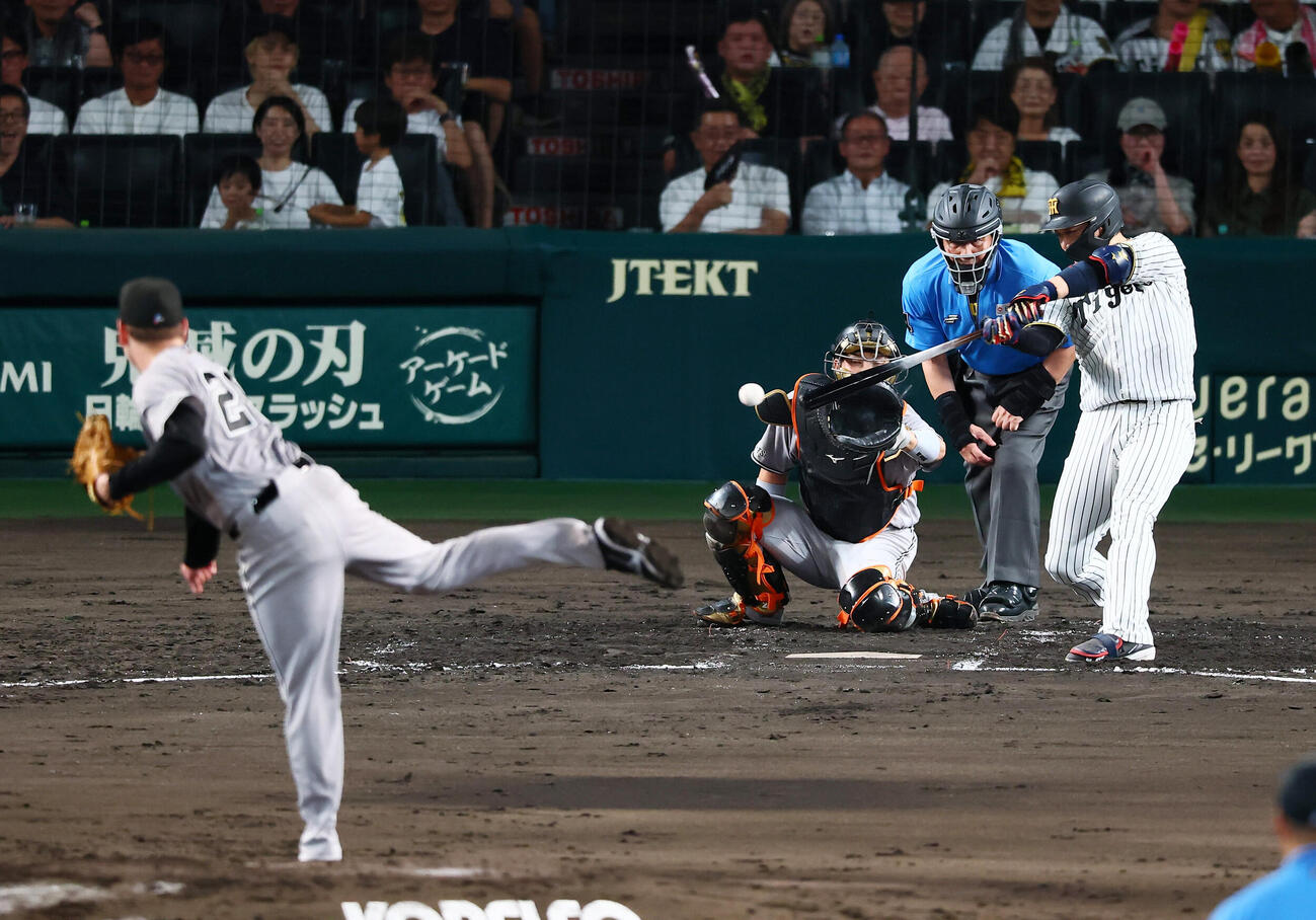 阪神対巨人　3回裏阪神1死一、三塁、大山悠輔は右前適時打を放つ。投手スペンサー・ハワード（撮影・加藤哉）