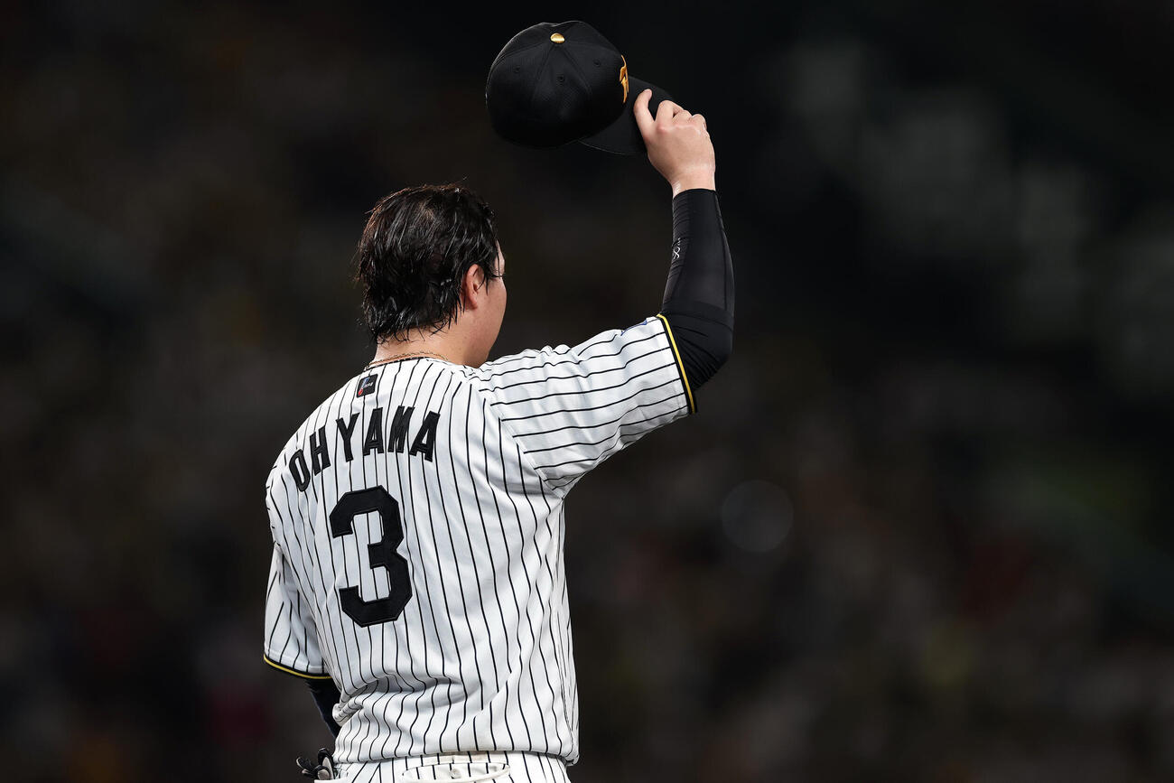 阪神対巨人　4回表、ファンの声援に応える阪神大山悠輔（撮影・前田充）