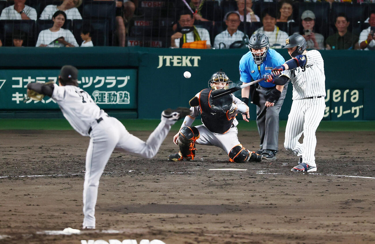 阪神対巨人　5回裏阪神1死三塁、大山悠輔は右犠飛を放つ。投手西舘勇陽（撮影・加藤哉）