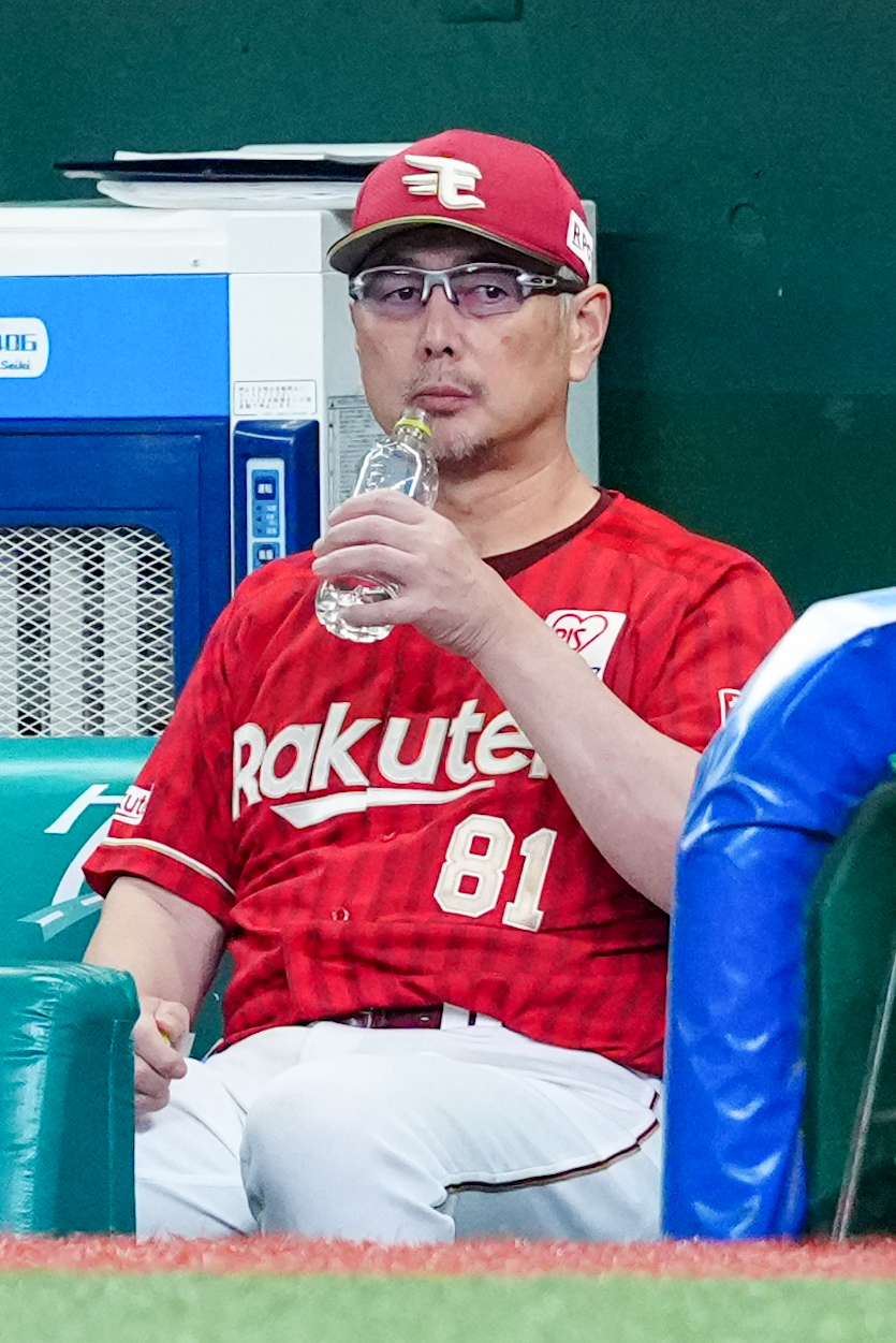 西武対楽天　8回裏、ベンチで水を飲む楽天吉井理人監督（撮影・江口和貴）