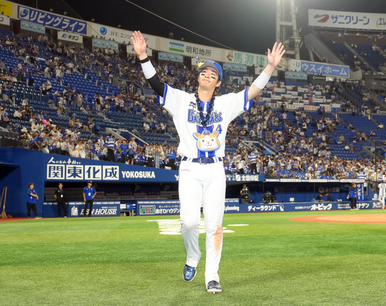 DeNA対中日　ファンの声援に応えるDeNA度会隆輝（撮影・足立雅史）
