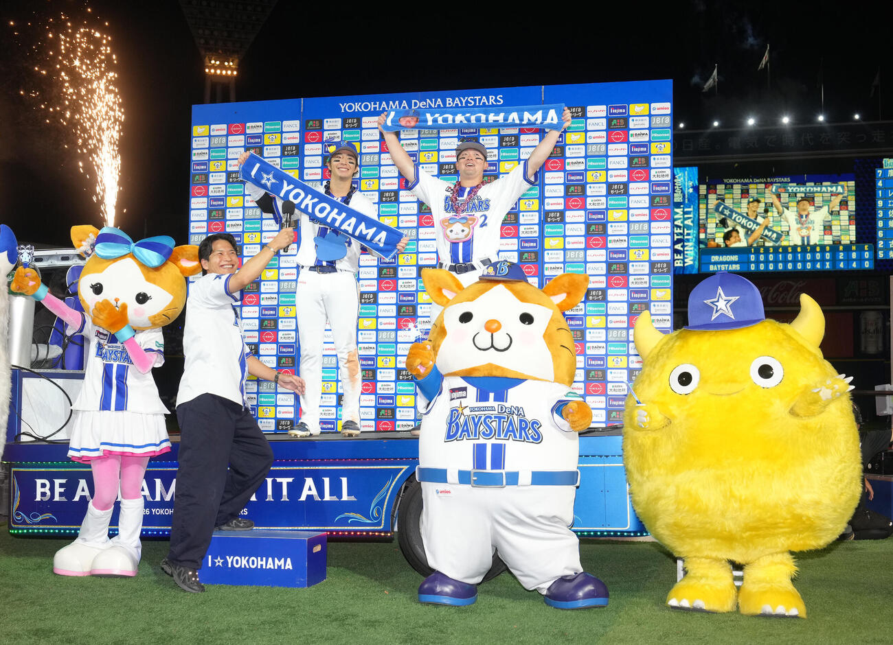 DeNA対中日　お立ち台で笑顔を見せるDeNAの度会隆輝（左）と牧秀悟（撮影・足立雅史）