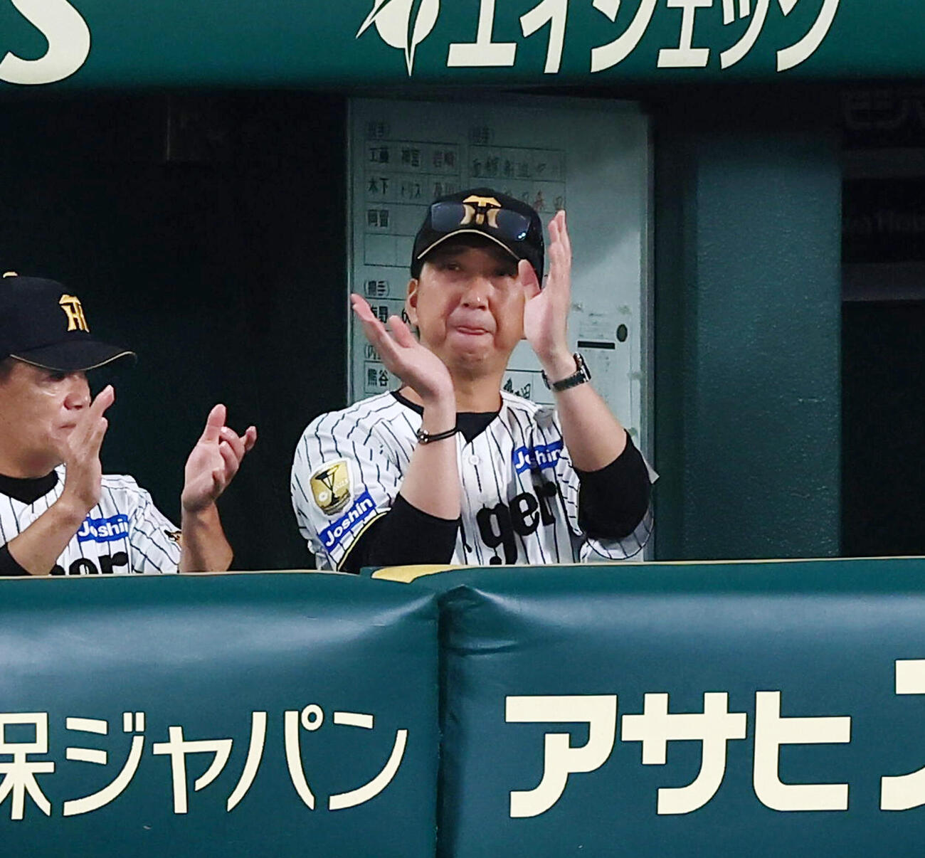 阪神対巨人　3回裏阪神1死一、二塁、佐藤輝明の右前適時打に拍手を送る藤川球児監督（撮影・加藤哉）