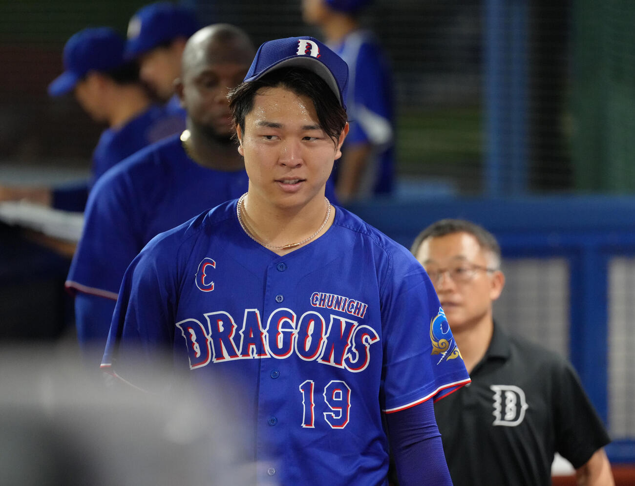 DeNA対中日　8回途中、マウンドを降り悔しがる中日高橋宏斗（撮影・足立雅史）