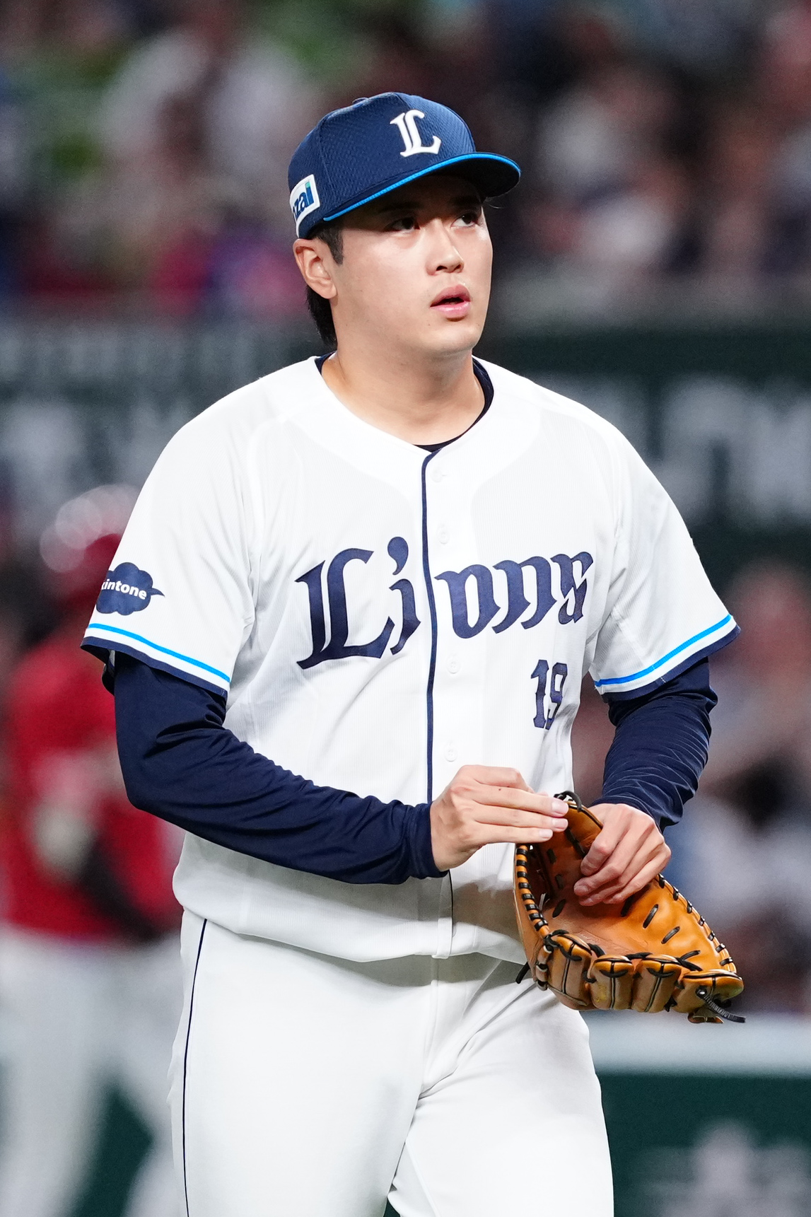 西武対楽天　7回表終了後、ベンチに引き揚げる西武2番手の佐藤隼輔（撮影・江口和貴）