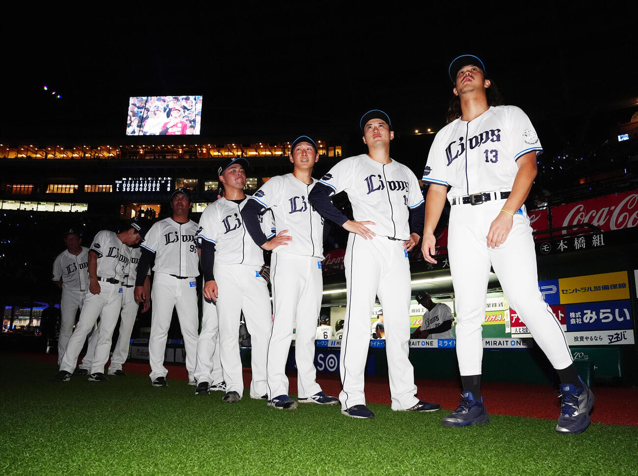 西武対楽天　試合後、整列する西武の投手陣。右から高橋光成、佐藤隼輔、篠原響、豆田泰志（撮影・江口和貴）