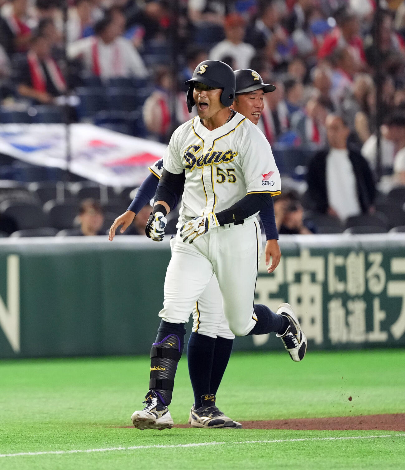 東京ガス対西濃運輸　1回裏西濃運輸1死一、二塁、右越えに3点本塁打を放った前野幹博（撮影・たえ見朱実）