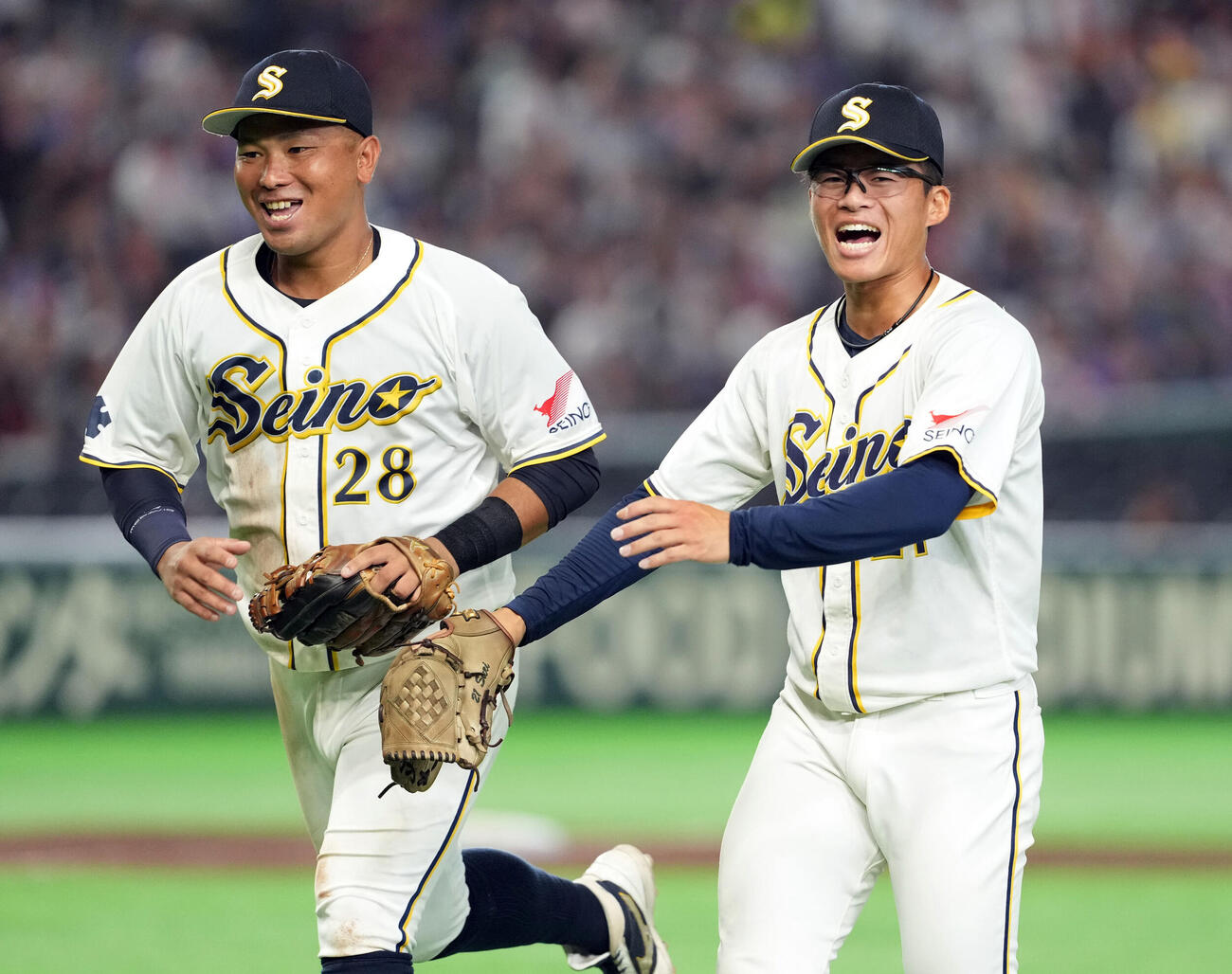 東京ガス対西濃運輸　5回表、ピンチを脱し笑顔を見せる西濃運輸の先発摺石達哉。左は野﨑大地（撮影・たえ見朱実）