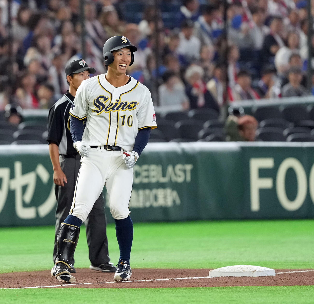 東京ガス対西濃運輸　7回裏西濃運輸2死二塁、相手のミスと安打で三塁へ進塁した小中健蔵（撮影・たえ見朱実）