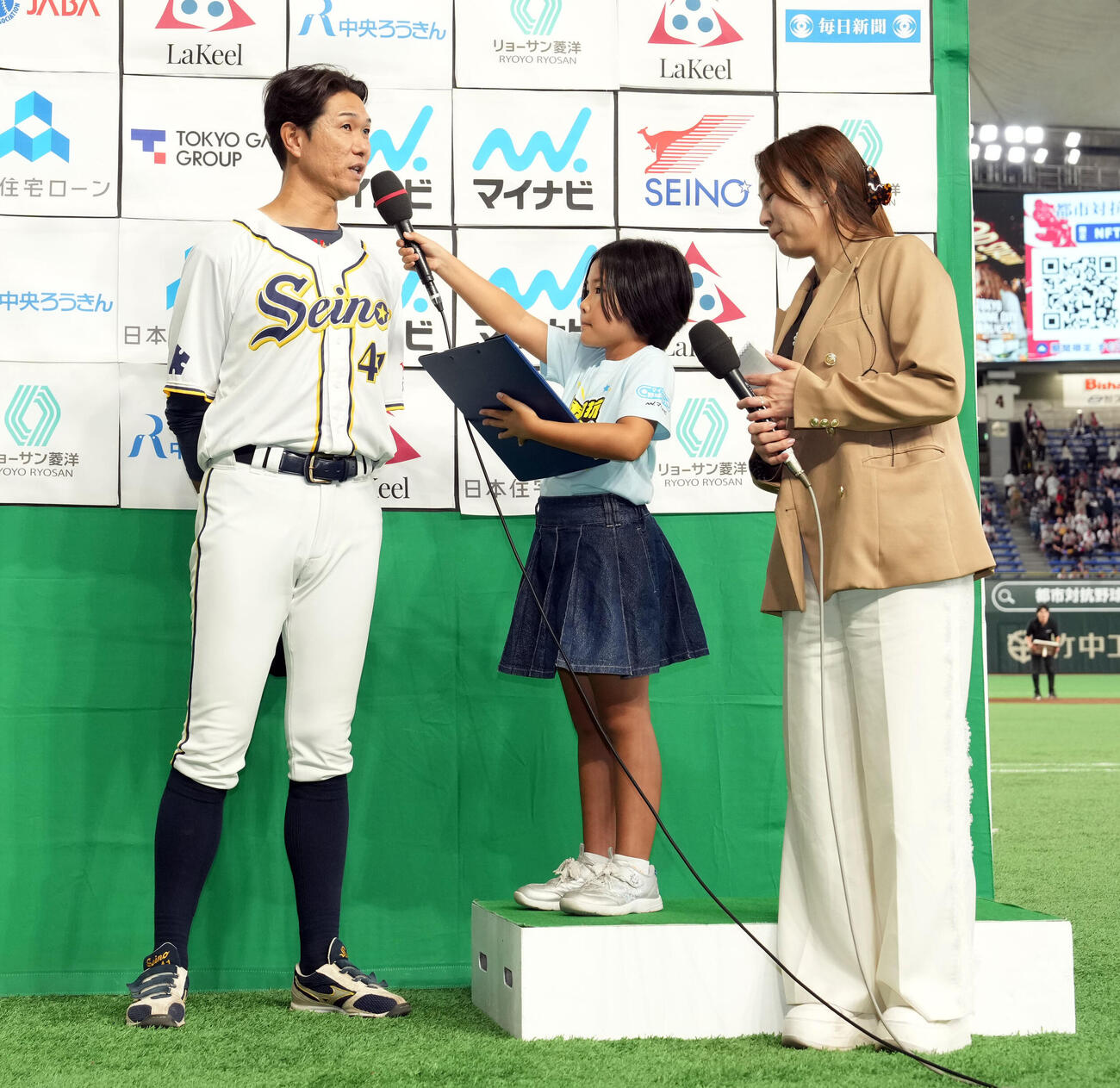 東京ガス対西濃運輸　勝利しキッズリポーターにインタビューを受ける西濃運輸の佐伯尚治監督（撮影・たえ見朱実）