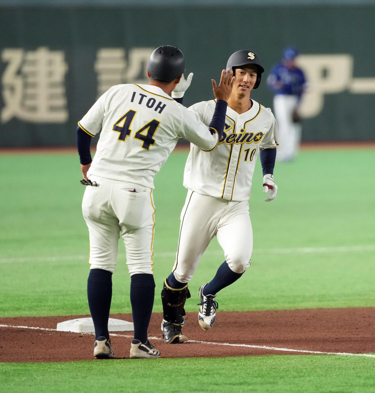 東京ガス対西濃運輸　1回裏西濃運輸1死三塁、先制の2点本塁打を放った小中健蔵（撮影・たえ見朱実）