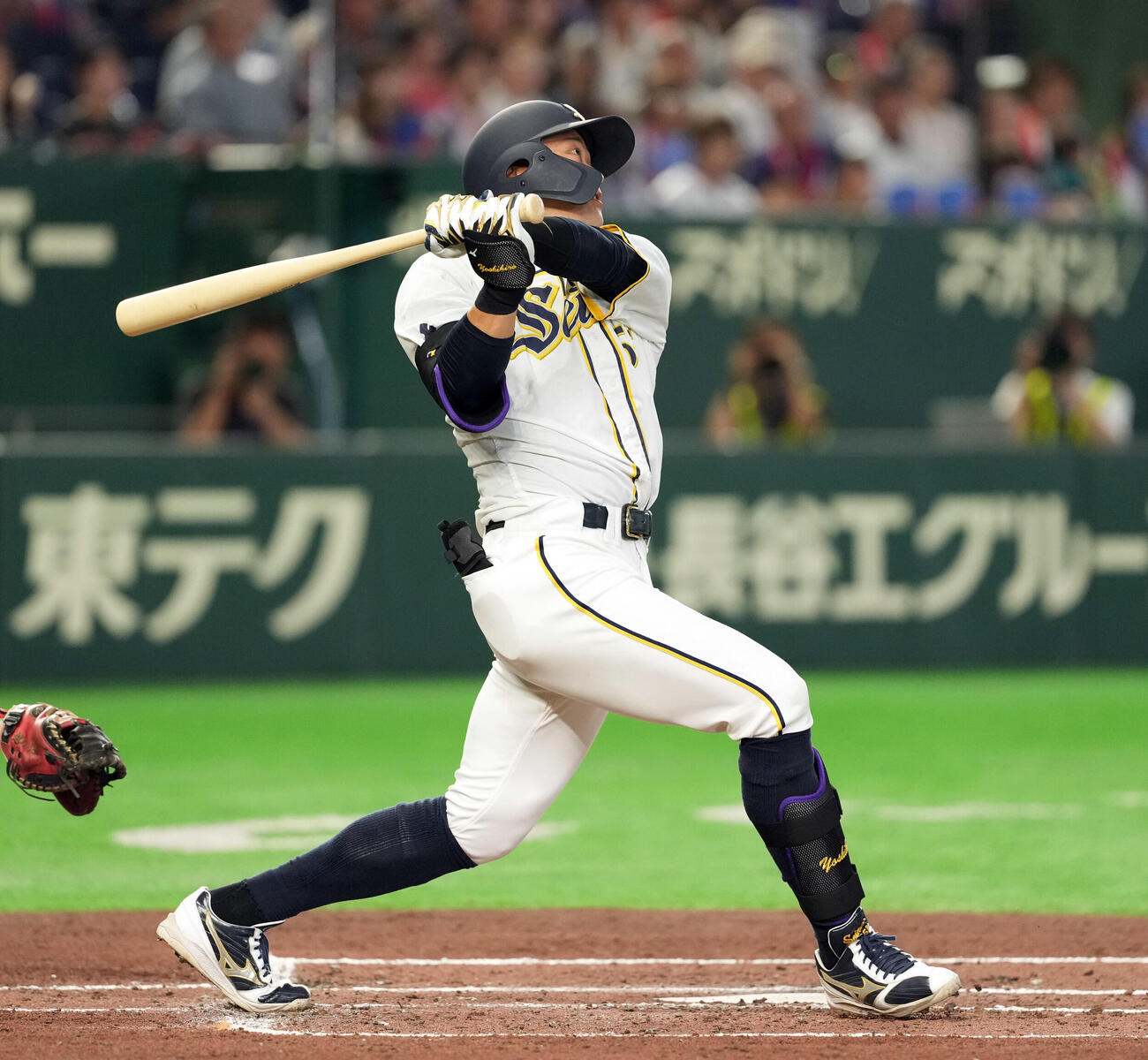 東京ガス対西濃運輸　1回裏西濃運輸1死一、二塁、右越えに3点本塁打を放つ前野幹博（撮影・たえ見朱実）