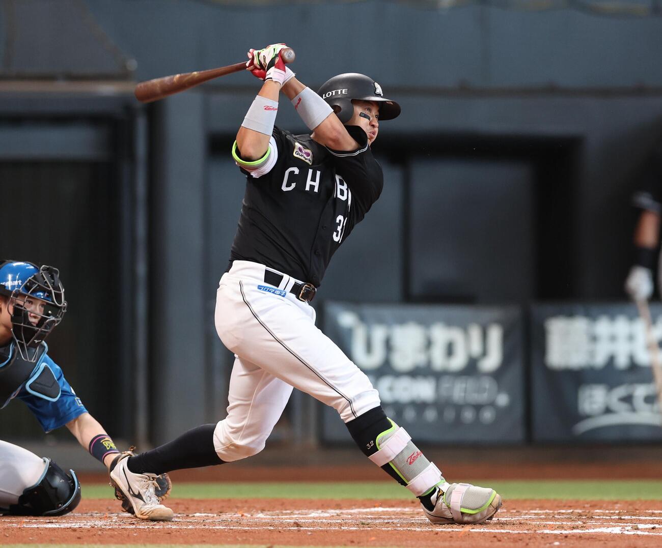 日本ハム対ロッテ　3回表ロッテ1死一、三塁、3点本塁打を放つ佐藤都志也（撮影・黒川智章）