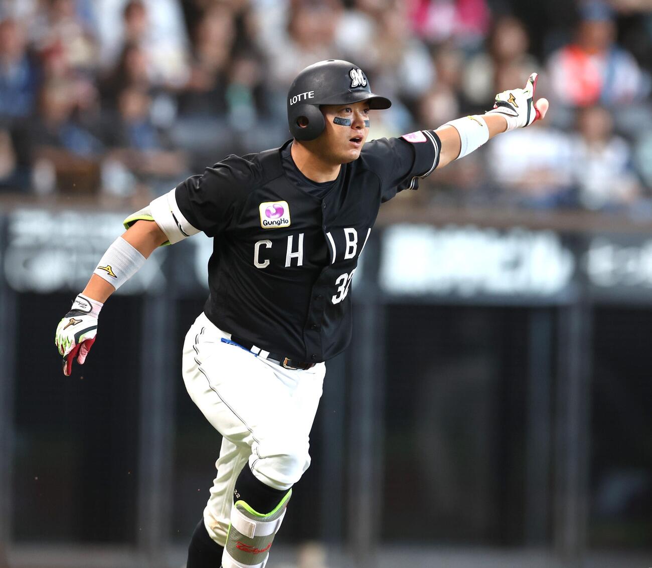 日本ハム対ロッテ　3回表ロッテ1死一、三塁、3点本塁打を放つ佐藤都志也（撮影・黒川智章）