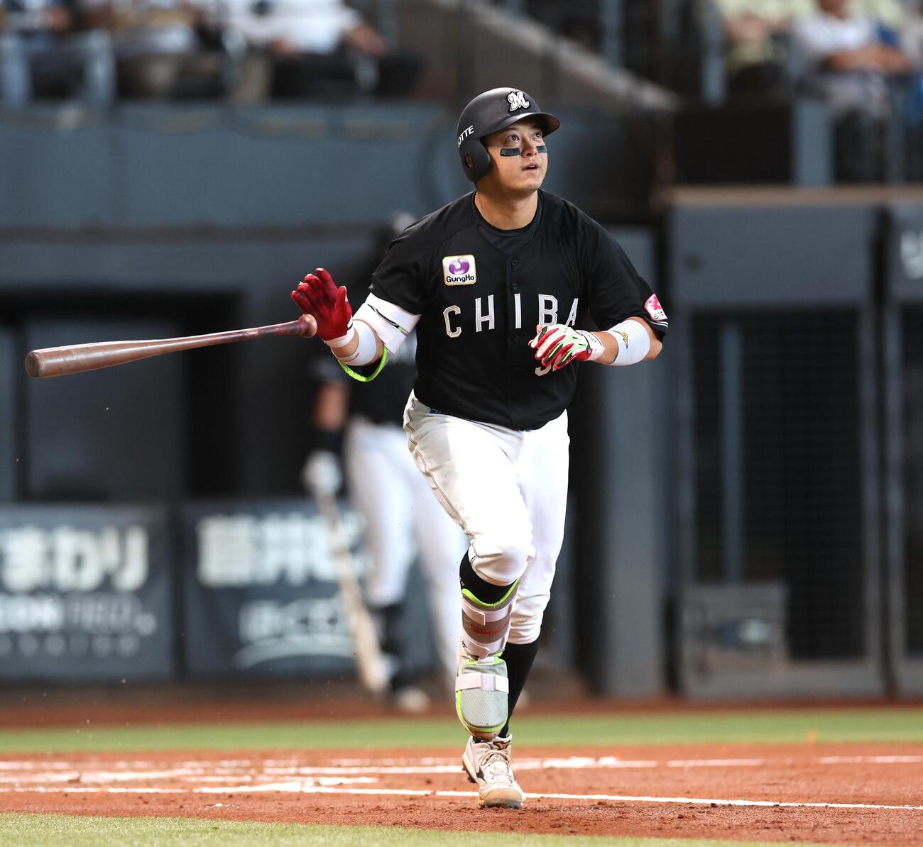 日本ハム対ロッテ　3回表ロッテ1死一、三塁、3点本塁打を放つ佐藤都志也（撮影・黒川智章）