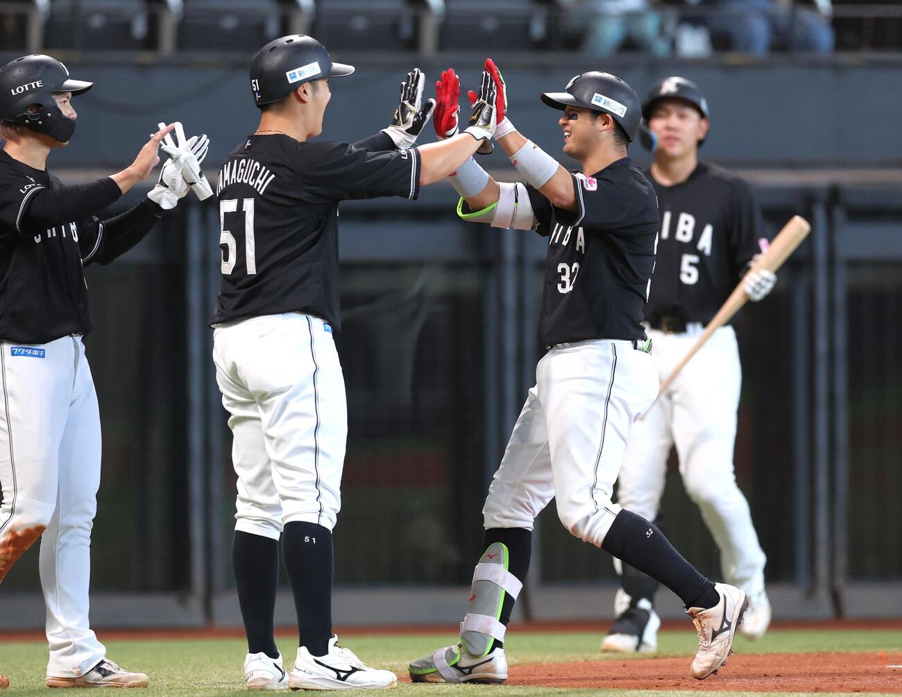日本ハム対ロッテ　3回表ロッテ1死一、三塁、3点本塁打を放ち笑顔で生還する佐藤都志也（右）（撮影・黒川智章）