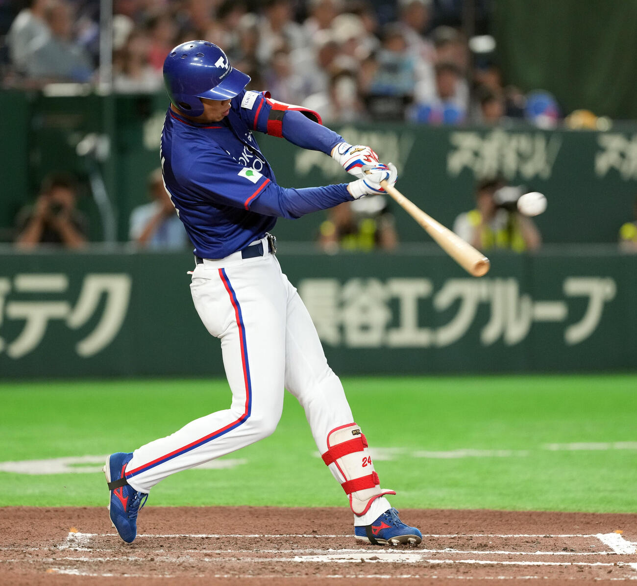 東京ガス対西濃運輸　6回表東京ガス無死、中前安打を放つ藤沢涼介（撮影・たえ見朱実）