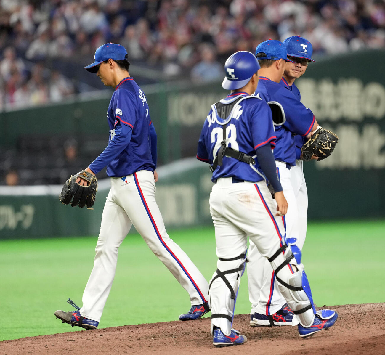 東京ガス対西濃運輸　7回途中からマウンドに上がった東京ガスの松崎公亮だが、失点を喫し途中でマウンドを降りる（撮影・たえ見朱実）