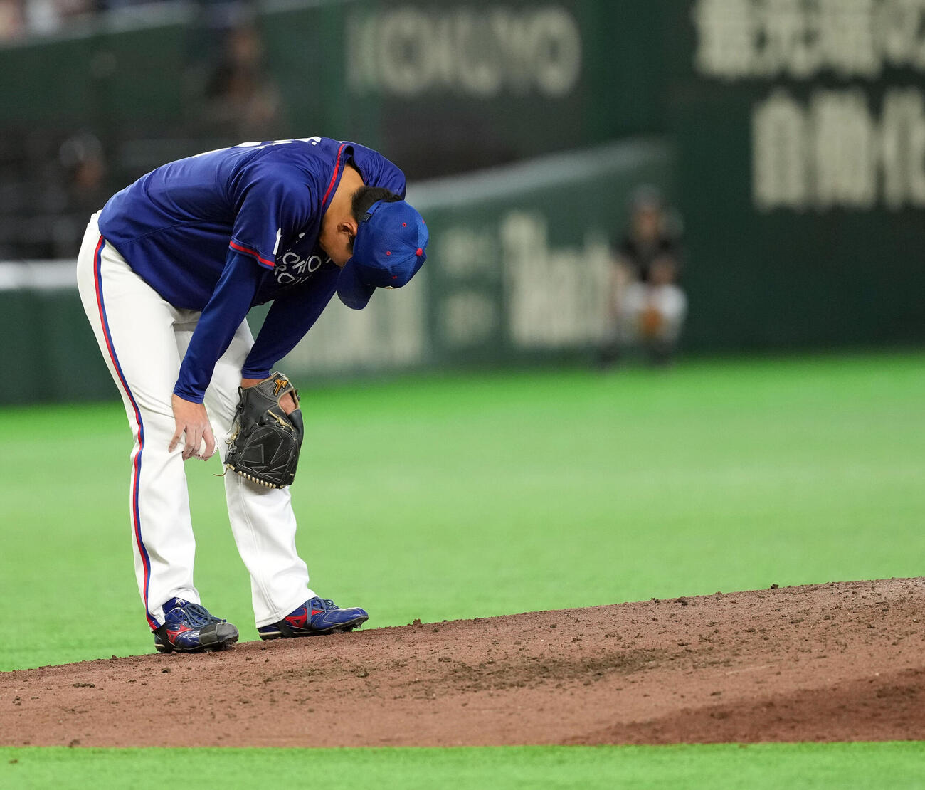 東京ガス対西濃運輸　7回途中からマウンドに上がった東京ガスの松崎公亮だが、失点しがっくり肩を落とす（撮影・たえ見朱実）