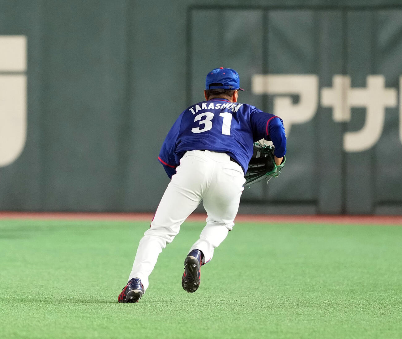 東京ガス対西濃運輸　7回裏西濃運輸2死二塁、小中健蔵の打球を後逸する高島大輝（撮影・たえ見朱実）