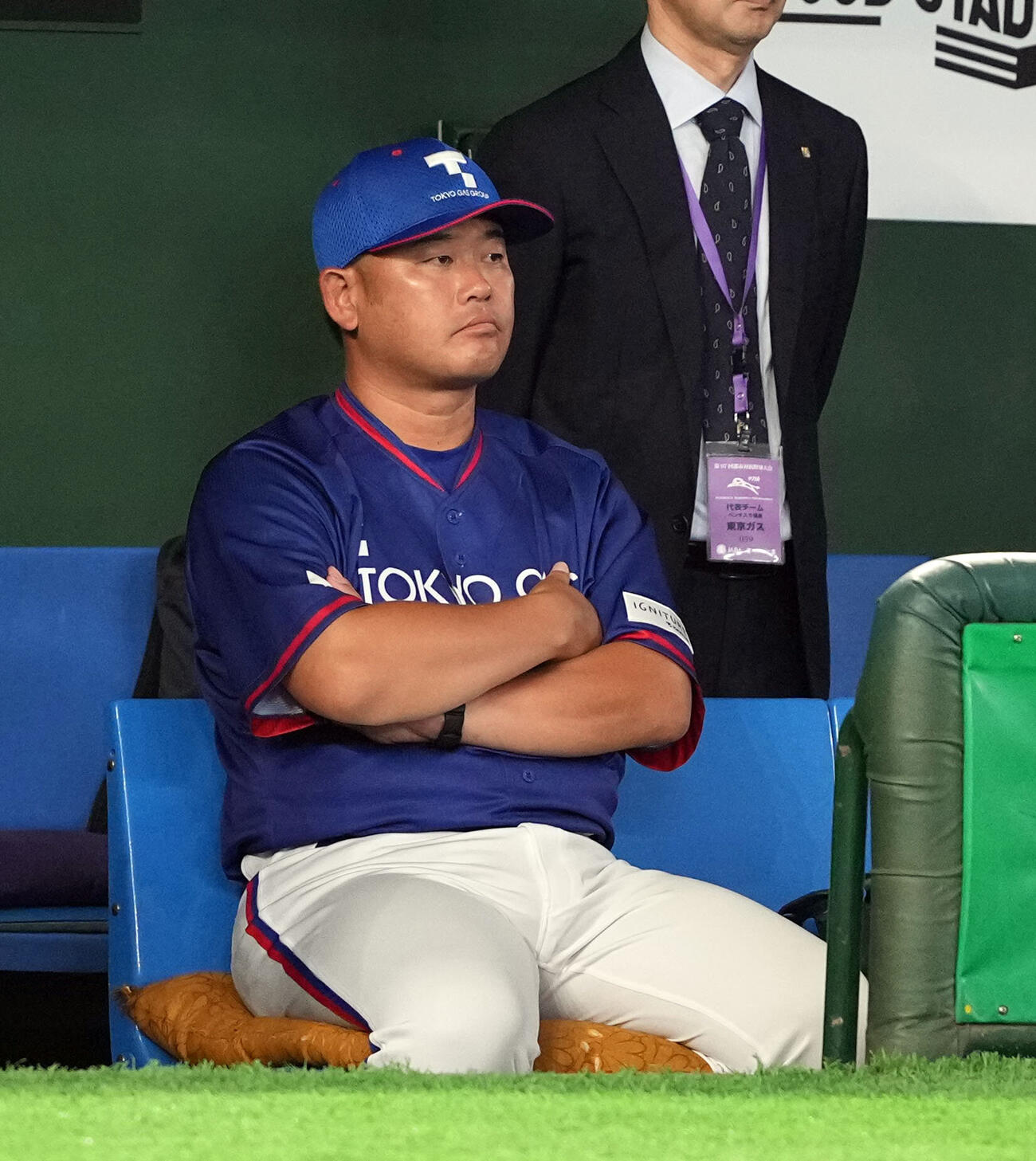 東京ガス対西濃運輸　ベンチで厳しい表情を見せる東京ガスの松田孝仁監督（撮影・たえ見朱実）