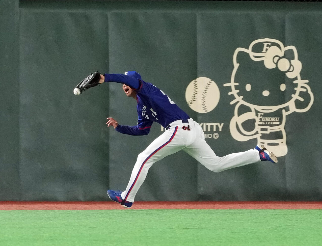 東京ガス対西濃運輸　1回裏西濃運輸無死、原田大輔の飛球が捕球出来ず二塁打とされる中堅手藤沢涼介（撮影・たえ見朱実）