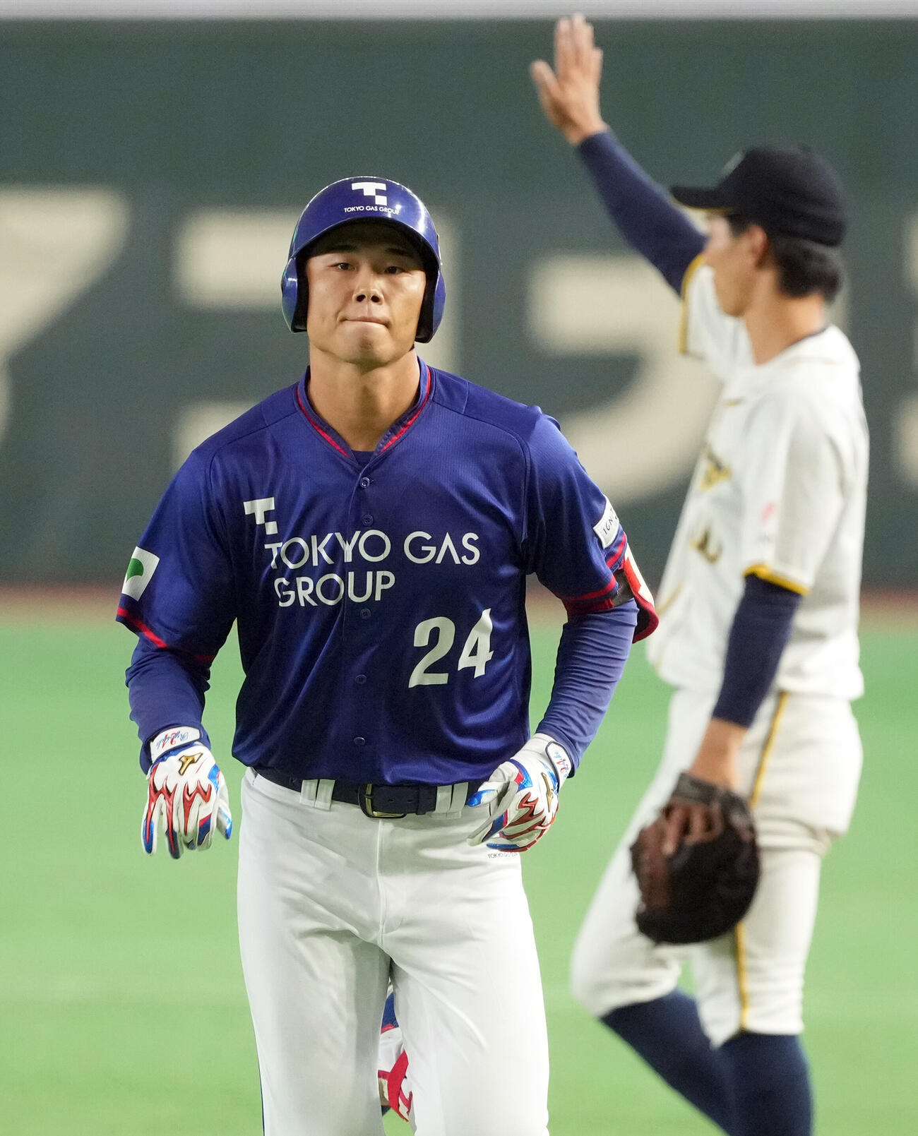 東京ガス対西濃運輸　1回表東京ガス1死塁、左飛に倒れる藤沢涼介（撮影・たえ見朱実）