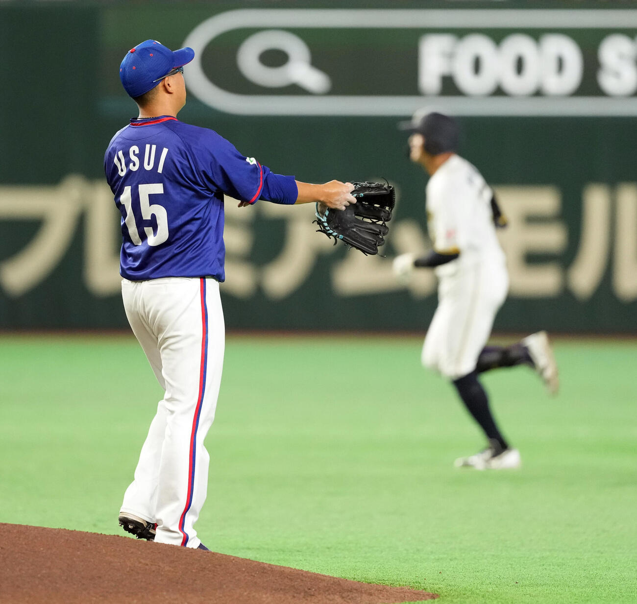 東京ガス対西濃運輸　1回裏西濃運輸1死一、二塁、前野幹博に3点本塁打を浴びる臼井浩（撮影・たえ見朱実）
