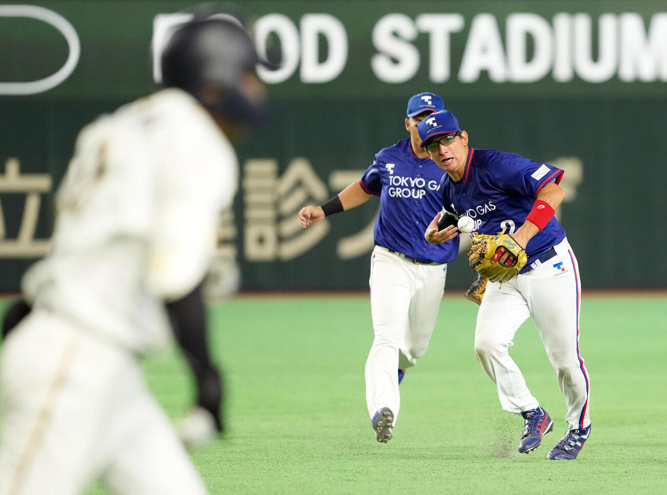 東京ガス対西濃運輸　1回裏西濃運輸1死、大山仁也の打球をファンブルす三塁手る北本一樹（撮影・たえ見朱実）