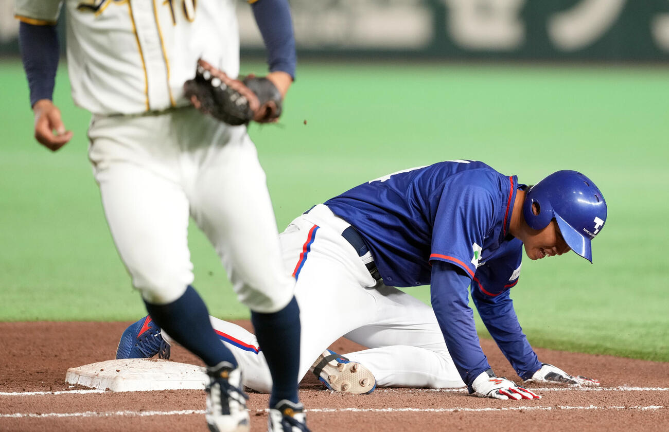 東京ガス対西濃運輸　6回表東京ガス無死一塁、内海貴斗の一直で帰塁出来ずアウトになる藤沢涼介（撮影・たえ見朱実）