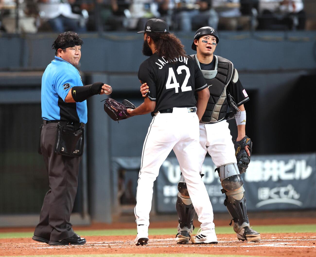 日本ハム対ロッテ　4回裏日本ハム1死満塁、大塚瑠晏に2点適時二塁打を浴びた後、球審に言い寄るジャクソン（撮影・黒川智章）