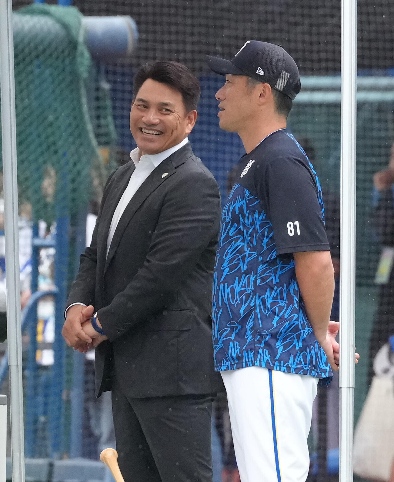 DeNA対中日　視察に訪れた侍ジャパン井口資仁監督（左）はDeNA相川亮二監督と談笑する（撮影・足立雅史）