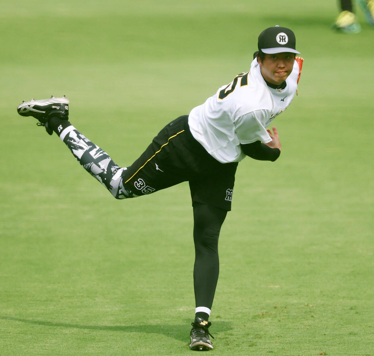 阪神対巨人　練習でキャッチボールする阪神才木浩人（撮影・加藤哉）