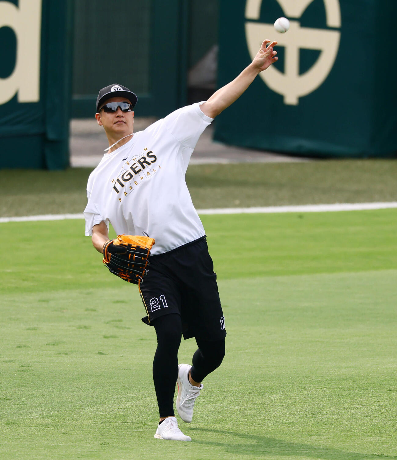 阪神対巨人　練習でキャッチボールする阪神大竹耕太郎（撮影・加藤哉）