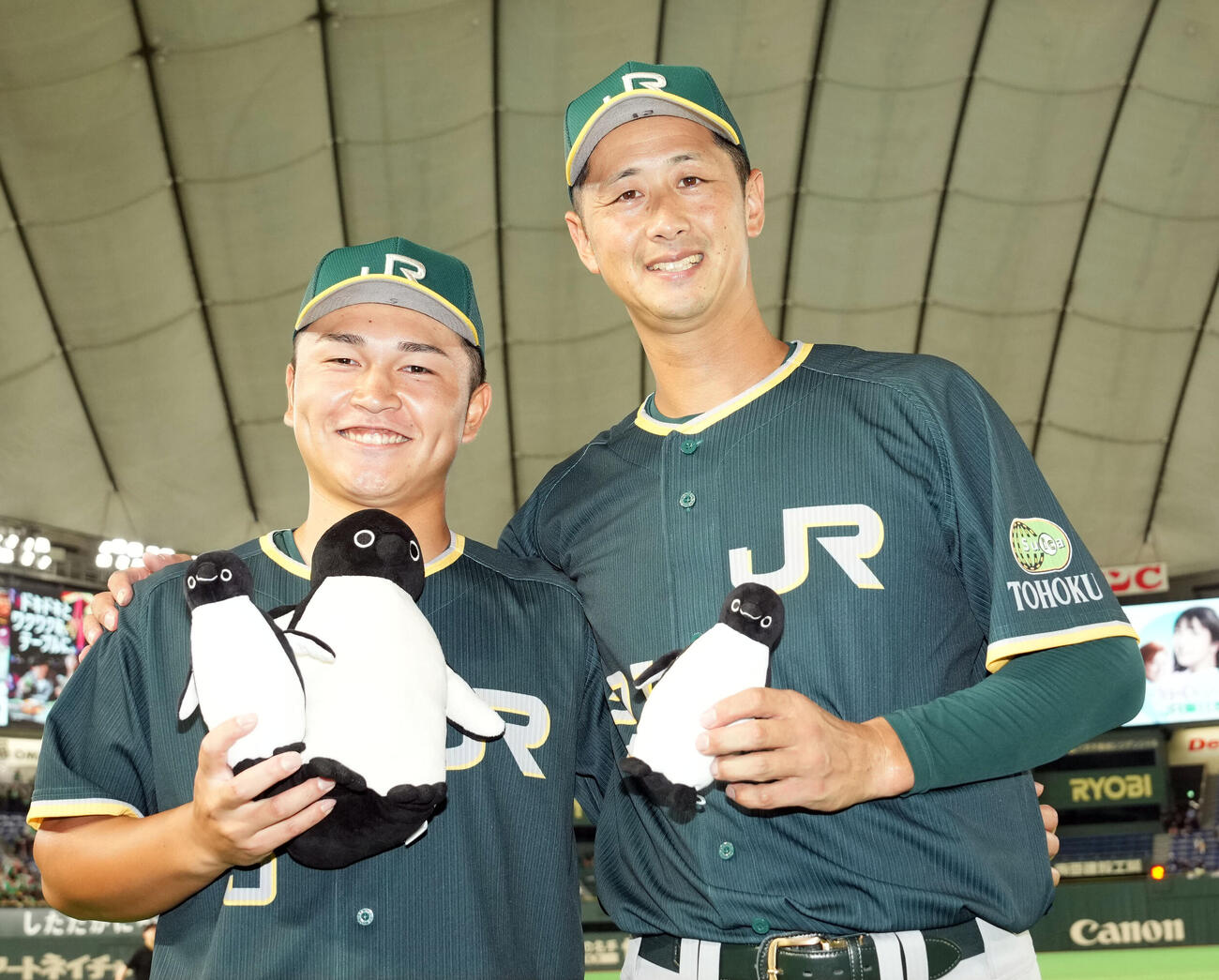 信越硬式野球クラブ対JR東日本東北　信越硬式野球クラブに勝利し笑顔を見せるJR東日本東北松本龍哉（左）と吉田一将（撮影・たえ見朱実）