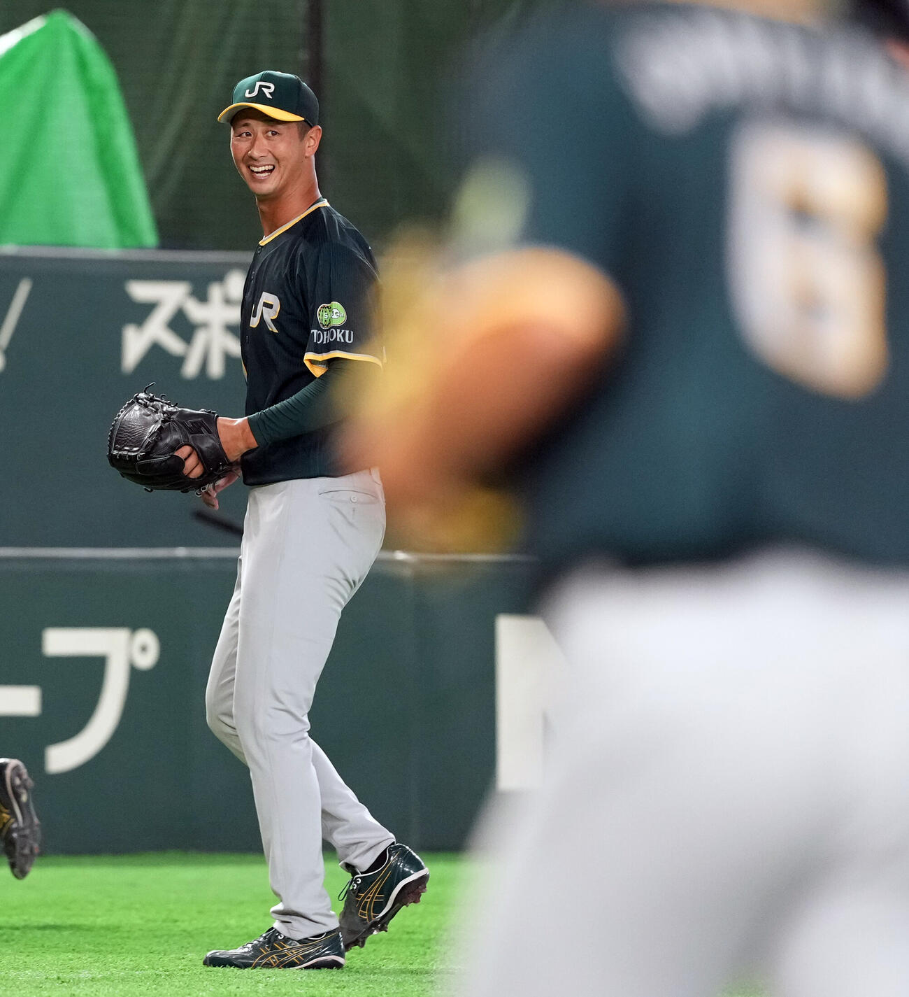 信越硬式野球クラブ対JR東日本東北　7回表、無失点に抑え笑顔を見せるJR東日本東北吉田一将（撮影・たえ見朱実）
