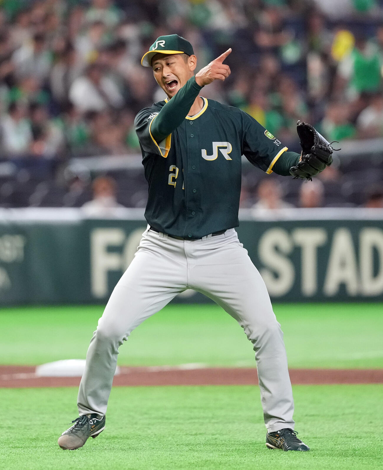 信越硬式野球クラブ対JR東日本東北　6回表信越硬式野球クラブ2死、浪川広之を遊ゴロに仕留めガッツポーズを決める吉田一将（撮影・たえ見朱実）