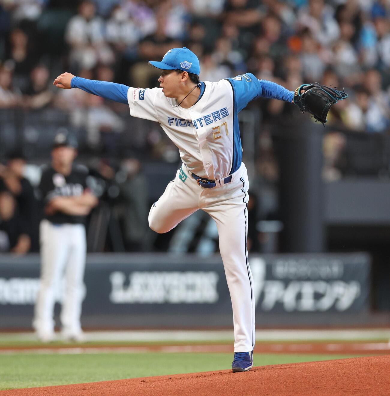日本ハム対ロッテ　力投する日本ハム先発の大川慈英（撮影・黒川智章）