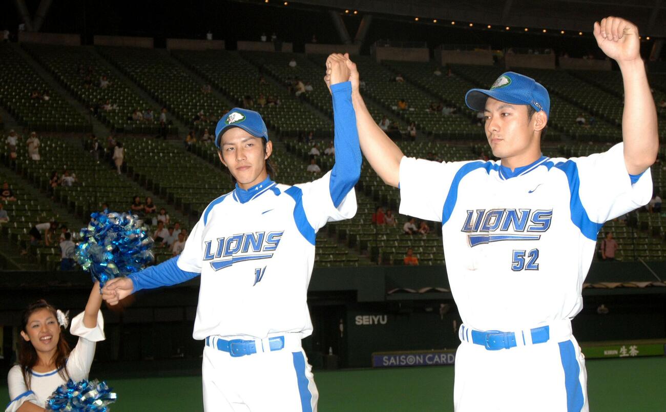 西武対ソフトバンク　10勝目をマークした岸孝之（左）はお立ち台で栗山巧とガッツポーズ（2007年9月21日撮影）