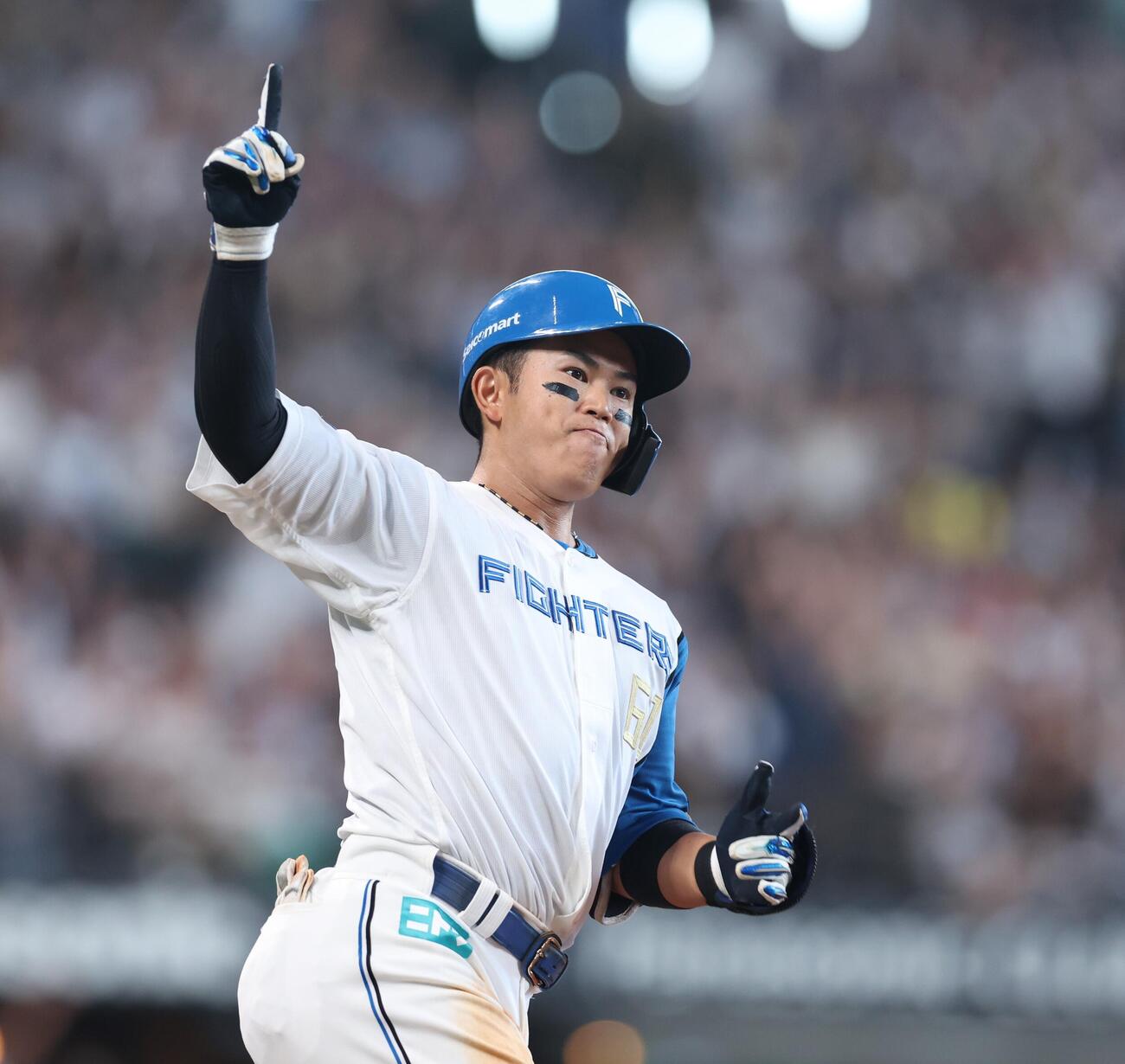 日本ハム対ロッテ　5回裏日本ハム1死二、三塁、3点本塁打を放ち「執念ポーズ」の今川優馬（撮影・黒川智章）