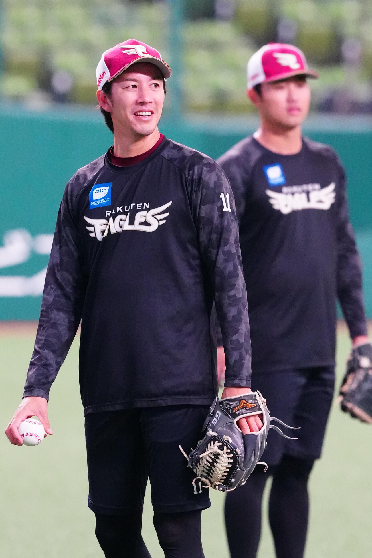 西武対楽天　試合前練習を行う楽天岸孝之（左）（撮影・江口和貴）