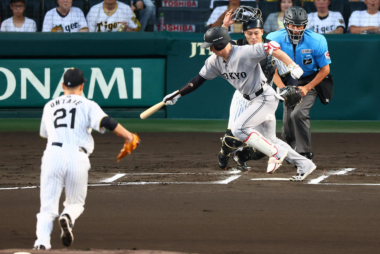阪神対巨人　1回表巨人1死一塁、松本剛はフェアグラウンドで打球に当たりアウトとなる。投手大竹耕太郎（撮影・加藤哉）