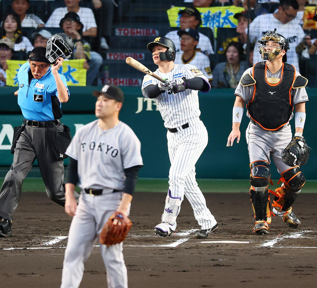 阪神対巨人　1回裏阪神2死、森下翔太は右線に二塁打を放つ。投手田中将大（撮影・加藤哉）