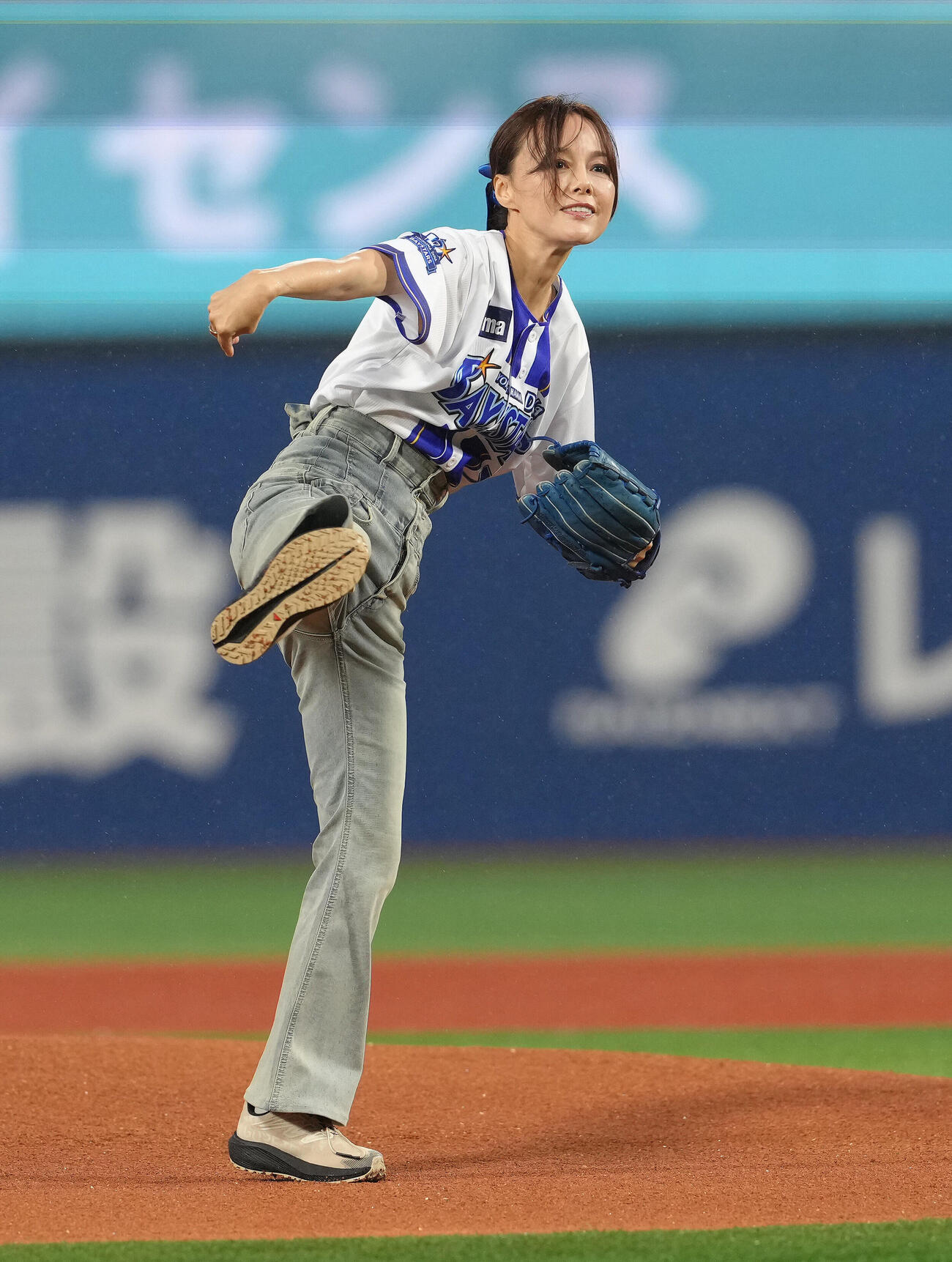 DeNA対中日　始球式を務めた相川七瀬（撮影・足立雅史）