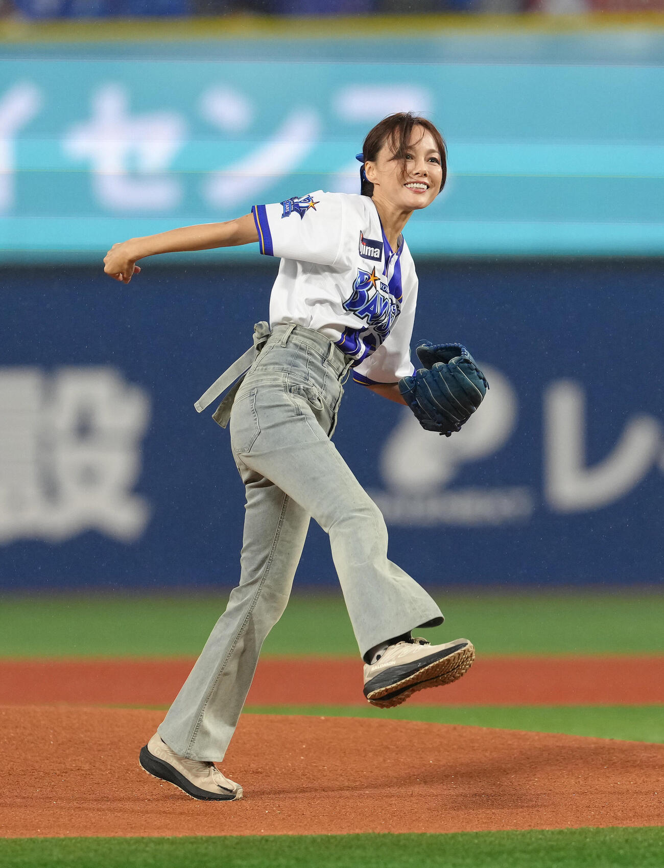 DeNA対中日　始球式を務めた相川七瀬（撮影・足立雅史）
