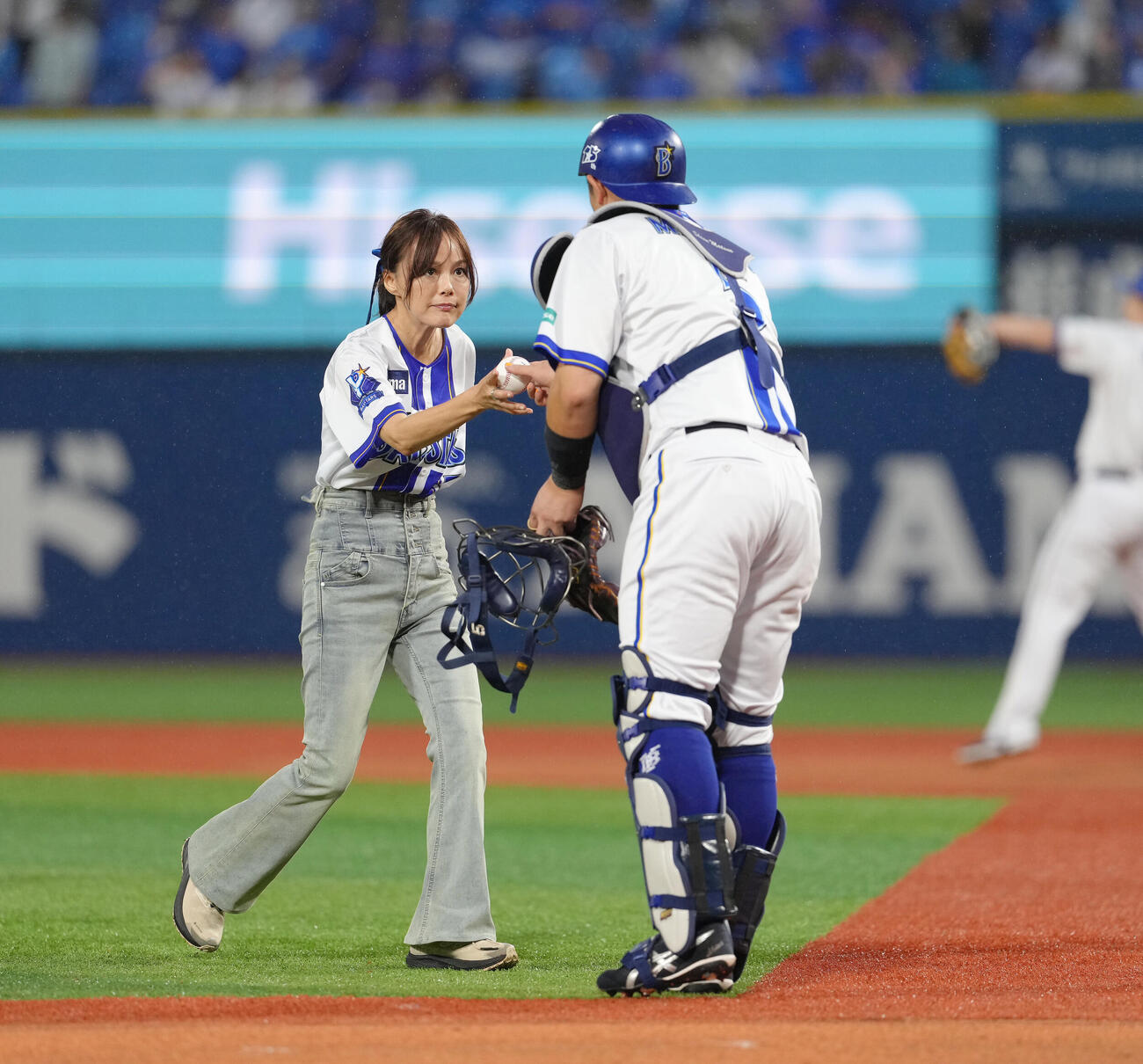 DeNA対中日　始球式を務めた相川七瀬（撮影・足立雅史）