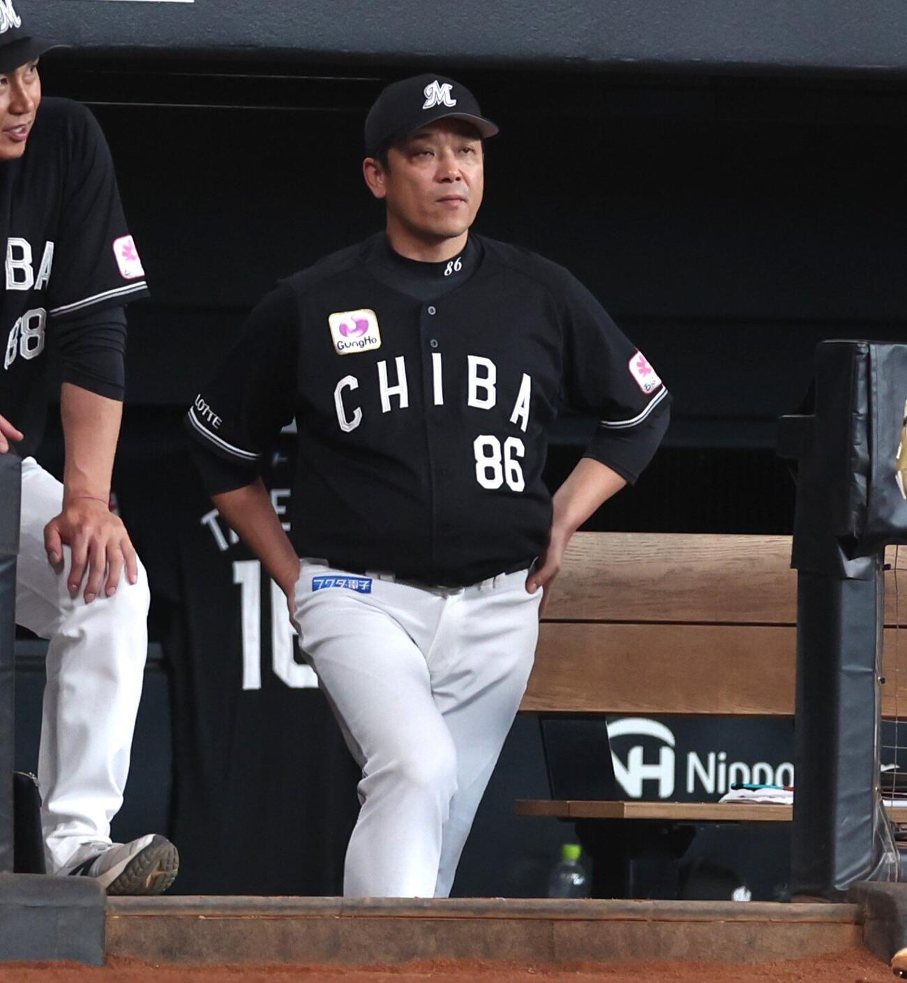 日本ハム対ロッテ　試合を見つめるサブロー監督（撮影・黒川智章）