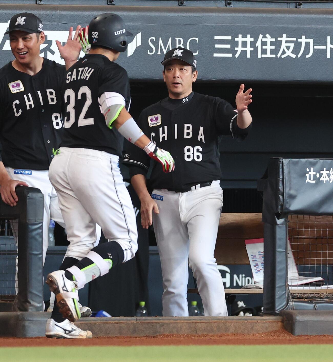 日本ハム対ロッテ　3回表、3点本塁打を放った佐藤都志也を出迎えるサブロー監督（撮影・黒川智章）