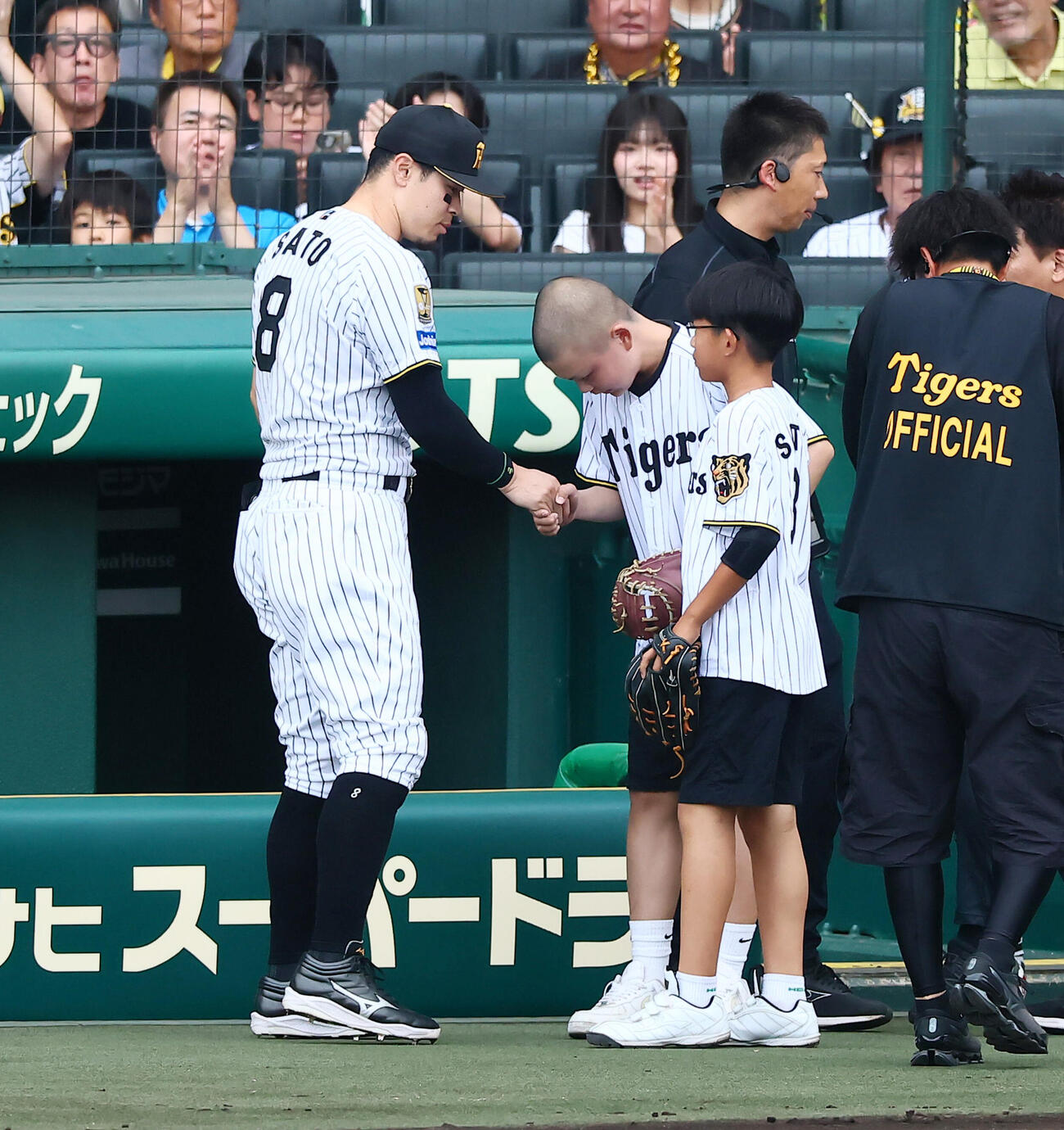 阪神対巨人　佐藤輝明と握手するファーストピッチを行った捕手の徳寄将生君と右は岡山君（撮影・加藤哉）